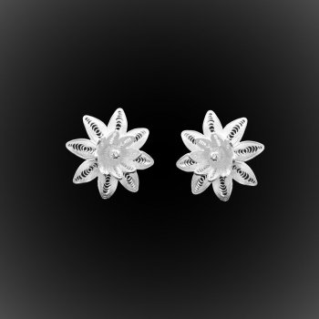 Clous d'oreilles Manola en broderie d'argent Clous d'oreilles Manola en broderie d'argent