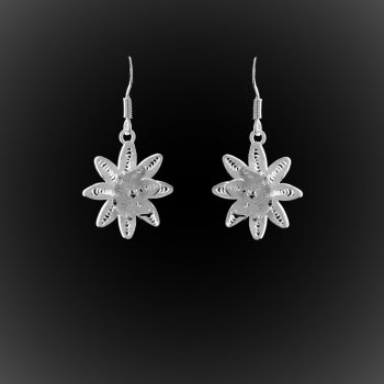 Boucles d'oreilles Manola pendantes en broderie d'argent Boucles d'oreilles Manola pendantes en broderie d'argent