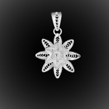Pendentif Manola en broderie d'argent Pendentif Manola en broderie d'argent