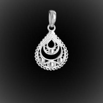 Pendentif Enora en broderie d'argent Pendentif Enora en broderie d'argent