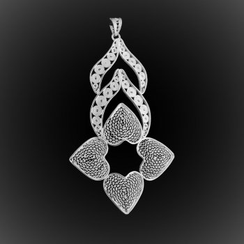 Pendentif Le Quatre-coeurs en broderie d'argent Pendentif Le Quatre-coeurs en broderie d'argent