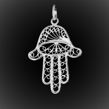 Pendentif Main de Fatima en broderie d'argent Pendentif Main de Fatima en broderie d'argent