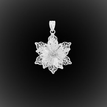 Pendentif Maela en broderie d'argent Pendentif Maela en broderie d'argent