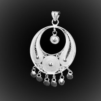 Pendentif Eclipse en broderie d'argent Pendentif Eclipse en broderie d'argent