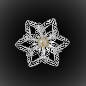 Broche Mutiara en broderie d'argent Broche Mutiara en broderie d'argent