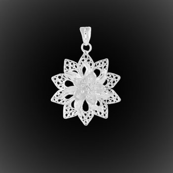 Pendentif Callista en broderie d'argent Pendentif Callista en broderie d'argent